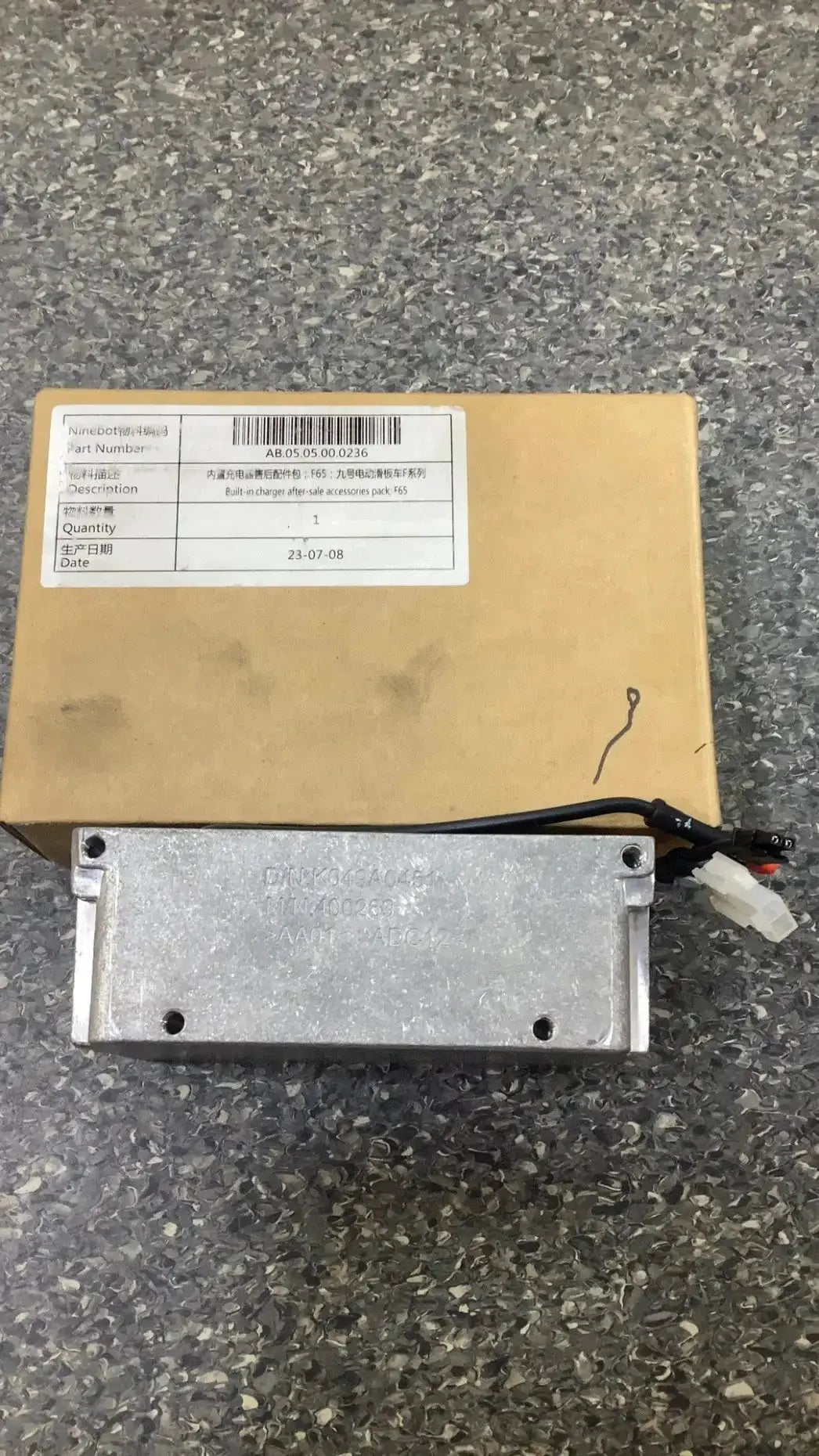 Build-in charger; F65; Ninebot Kickscooter F-series by Technocity CIN7